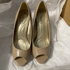 EUC women’s peep toe nude heel